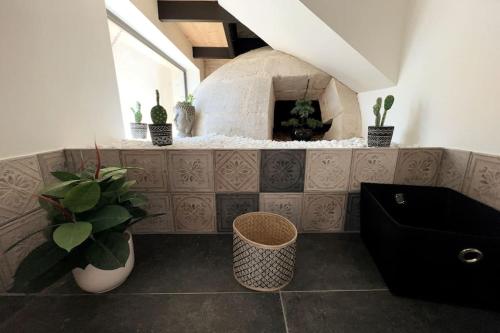 - une salle de bains pourvue d'une cheminée en pierre dans l'établissement DUPLEX LASTAYE, à Avignon