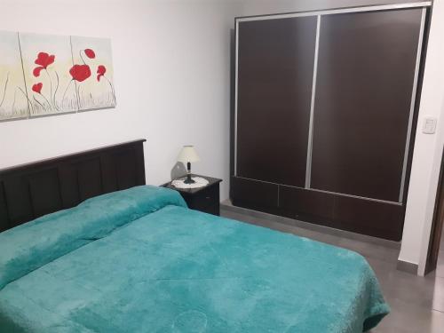 um quarto com uma cama e uma grande janela em Residencia Schneider em Junín