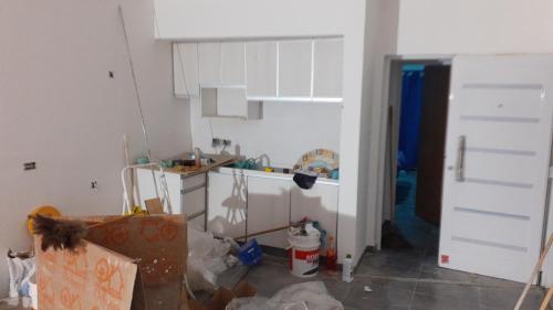 Cette chambre comprend une cuisine avec un comptoir et une porte. dans l'établissement Residencia Schneider, à Junín