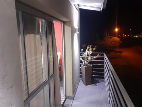 una ventana abierta con una maceta en el balcón en Residencia Schneider en Junín