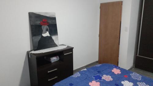 1 dormitorio con vestidor y una pintura en la pared en Residencia Schneider en Junín
