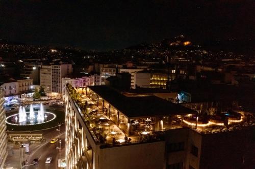 - une vue sur la ville la nuit avec des lumières dans l'établissement Brown Acropol, a member of Brown Hotels, à Athènes