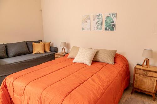 1 dormitorio con 1 cama y 1 sofá en Loft en la mejor zona de Mendoza en Mendoza