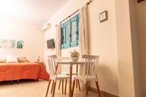 Habitación con 2 sillas, mesa y ventana en Loft en la mejor zona de Mendoza en Mendoza