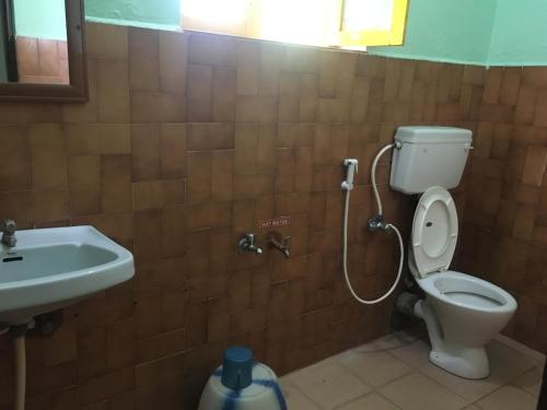 een badkamer met een toilet en een wastafel bij VALLI HOTEL in Thanjāvūr
