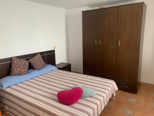 - une chambre avec un lit doté d'un oreiller dans l'établissement Sweet Home Pozo Izquierdo A, à Pozo Izquierdo