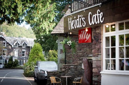 een auto geparkeerd voor een restaurant bij Heidi's Grasmere Lodge in Grasmere