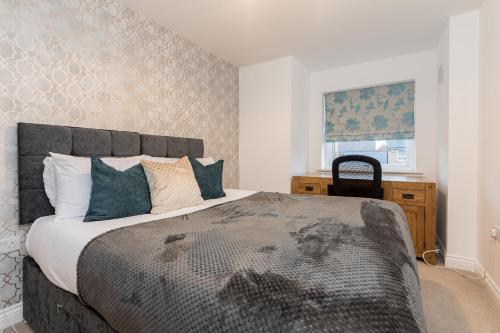 Krevet ili kreveti u jedinici u objektu Heliodoor Apartments Milton Keynes Spacious 4 Bedroom House with Free Parking & Sky TV, Near M1 J13 and J14