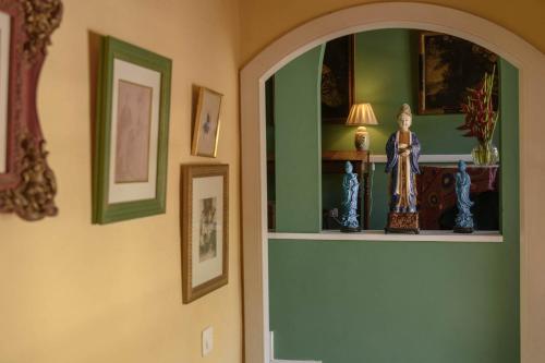 a room with a shelf with a statue on it at Hotel Rural Las Longueras in Agaete