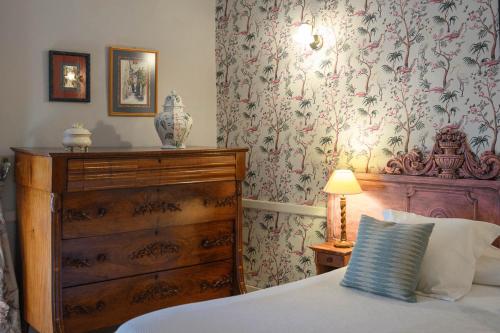 a bedroom with a bed and a dresser and a bed sidx sidx at Hotel Rural Las Longueras in Agaete