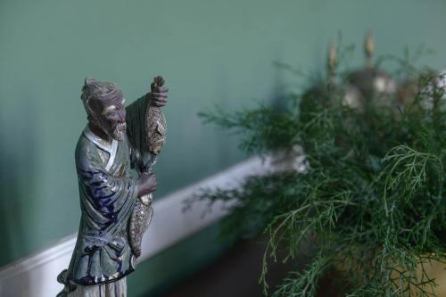 a statue of a man standing next to a plant at Hotel Rural Las Longueras in Agaete