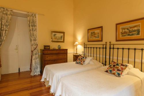 a bedroom with two beds and a dresser at Hotel Rural Las Longueras in Agaete