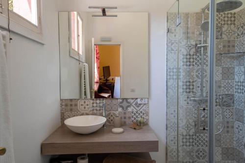a bathroom with a sink and a shower at Hotel Rural Las Longueras in Agaete