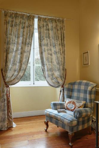 a living room with a chair and a window at Hotel Rural Las Longueras in Agaete