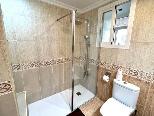 ein Bad mit einer Dusche und einem WC in der Unterkunft Moderno apartamento en Valencia para 6 personas in Valencia