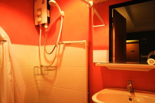 Vonios kambarys apgyvendinimo įstaigoje Room@Doze