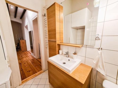 波茲南的住宿－Apartament w kamienicy - Jeżyce，一间带水槽和镜子的浴室