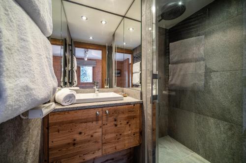 łazienka z umywalką i prysznicem w obiekcie Apartment Valvisons Les Houches Chamonix - by EMERALD STAY w mieście Les Houches