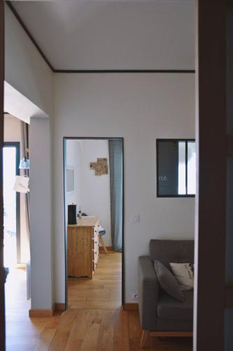 un salon avec un canapé et une table dans l'établissement Vue de carte postale en hypercentre de Font-Romeu, à Font-Romeu-Odeillo-Via