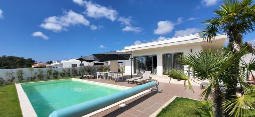 uma villa com uma piscina e uma casa em Villa Silver Coast em Nadadouro