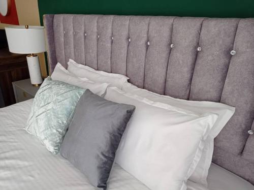 Ένα ή περισσότερα κρεβάτια σε δωμάτιο στο Cozyhome Unique Colourblock Homestay Kajang
