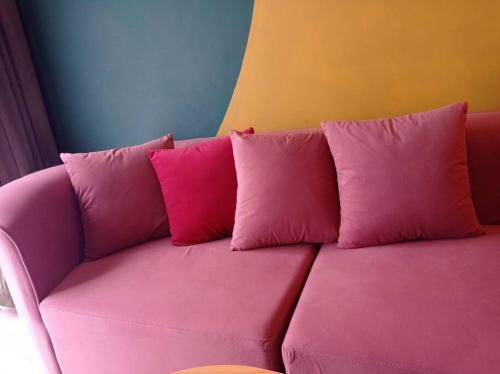 Een zitgedeelte bij Cozyhome Unique Colourblock Homestay Kajang