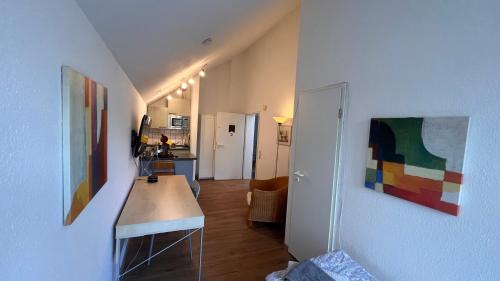 a room with a kitchen and a living room at Apartmenthaus Somborn in Bochum