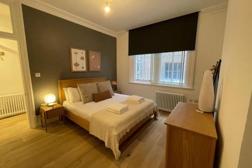 sypialnia z łóżkiem i oknem w obiekcie Central 1 Bedroom Apartment in Farringdon w Londynie