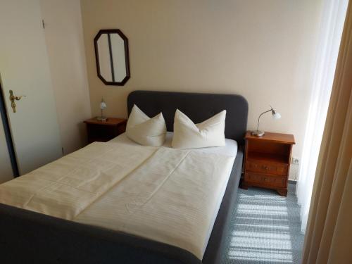 布倫瑞克的住宿－施塔特哈勒酒店，一间卧室配有带白色床单和枕头的床。