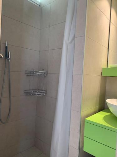 La salle de bains est pourvue d'une douche avec rideau de douche blanc. dans l'établissement MONT VENTOUX, maisonnette provençale atypique, à Bédoin