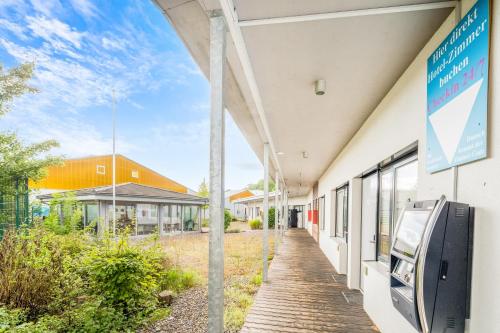 un bâtiment vide avec un panneau sur son côté dans l'établissement Sport Arena Hotel, à Waldshut-Tiengen