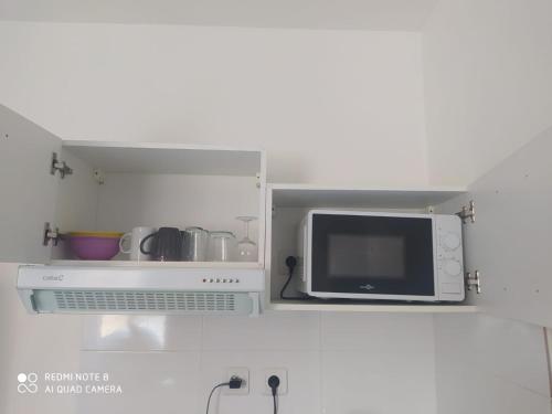 eine kleine Küche mit einer Mikrowelle und einer Arbeitsplatte in der Unterkunft ZEN & LUXURY Studio Paris Montreuil in Montreuil