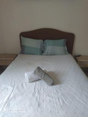 un lit avec deux serviettes dessus dans l'établissement ZEN & LUXURY Studio Paris Montreuil, à Montreuil