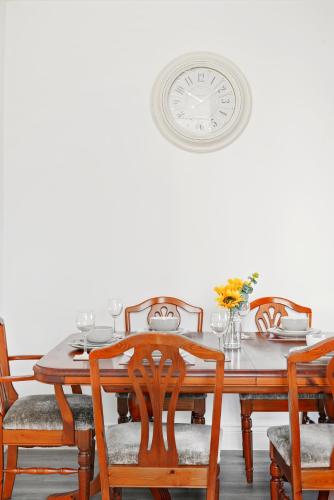Χώρος καθιστικού στο Elegant 3-bed apartment with FREE onsite PARKING in Enfield - Out door Patio - Big savings on Longer Stays