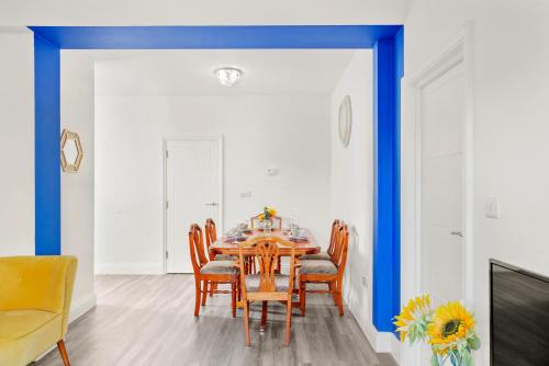 Χώρος καθιστικού στο Elegant 3-bed apartment with FREE onsite PARKING in Enfield - Out door Patio - Big savings on Longer Stays