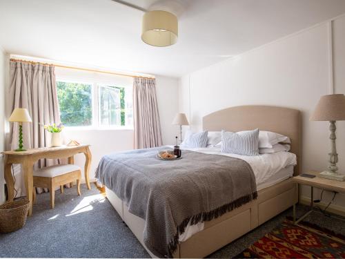 Un dormitorio con una cama grande y una ventana en Arrow Lodge at Ragley Estate, 