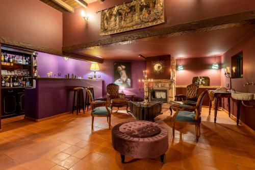 a room with purple walls and a bar with a fireplace at Chambre Romantique "La Pompadour" - La Vénus de Lisbonne in Calhandriz