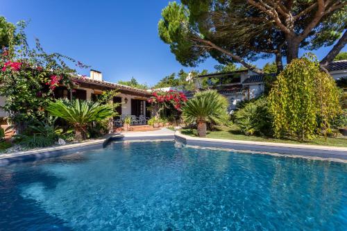 a swimming pool in front of a house at QUINTA LA VENUS DE LISBONNE in Calhandriz