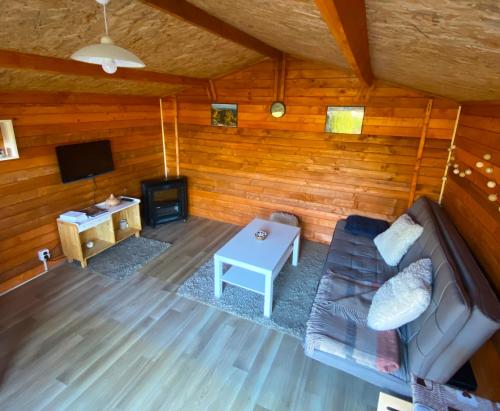 una vista aérea de una sala de estar en una cabaña de madera en Děčínska chatka en Děčín