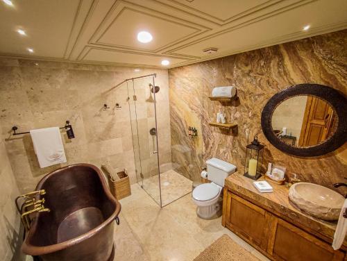 uma casa de banho com um chuveiro, um WC e um lavatório. em HC HACIENDA CATRINA HOTEL BOUTIQUE em Silao