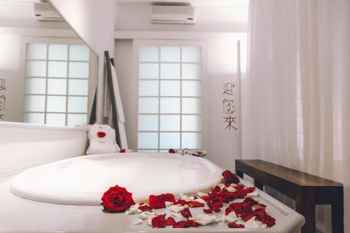 a white bath tub with red roses on a table at Eveline Portosole Hotel in Sanremo