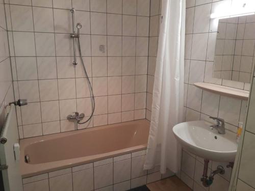 Monteurunterkunft Königstein في Königstein in der Oberpfalz: حمام مع حوض استحمام ومغسلة