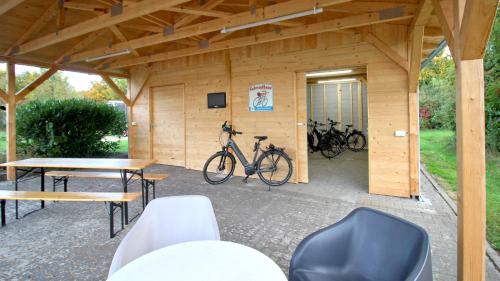 a wooden building with two bikes parked in it at Mare Balticum Urlaub auf Rügen in Sagard