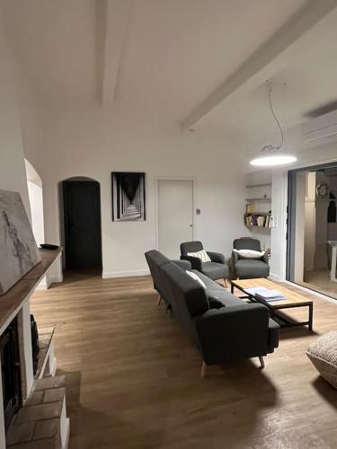 un salon avec des canapés et une cheminée dans l'établissement Villa provençale Magnifique vue Golfe de St Tropez, à Roquebrune-sur Argens