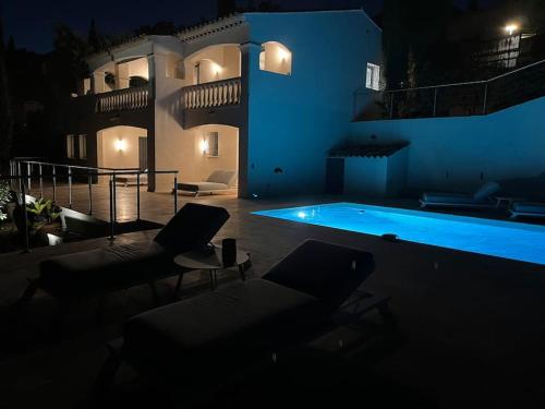 Bazén v ubytovaní Villa provençale Magnifique vue Golfe de St Tropez alebo v jeho blízkosti