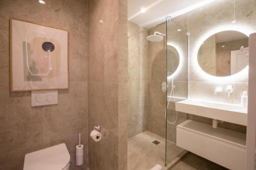W łazience znajduje się prysznic, toaleta i umywalka. w obiekcie CMG - Appartement rénové - 2BR/6p - Hyper centre St Tropez w Saint-Tropez