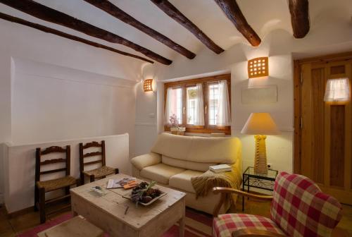 - un salon avec un canapé et une table dans l'établissement Casa rural Plaza Vieja en Bullas, à Bullas
