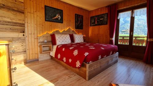 una camera con un letto con una coperta rossa di Casa Margherita Chambres d'Hôtes & SPA a Challand Saint Anselme