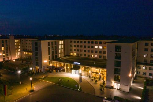 een uitzicht op een gebouw 's nachts met verlichting bij Avella "Sundowner" mit Meerblick, Innenpool und eigener Wallbox in Binz