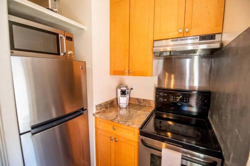 a kitchen with a stove and a refrigerator at Downtown Annapolis King George 3rd Floor Hideaway in Annapolis
